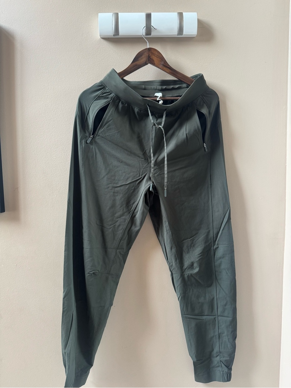 License to train women’s joggers Lululemon